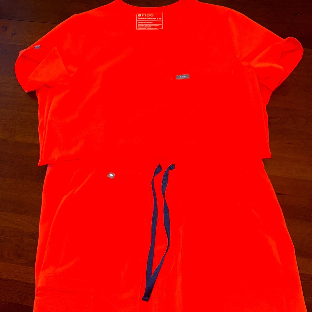 Figs Women’s Fiery Coral Set Medium